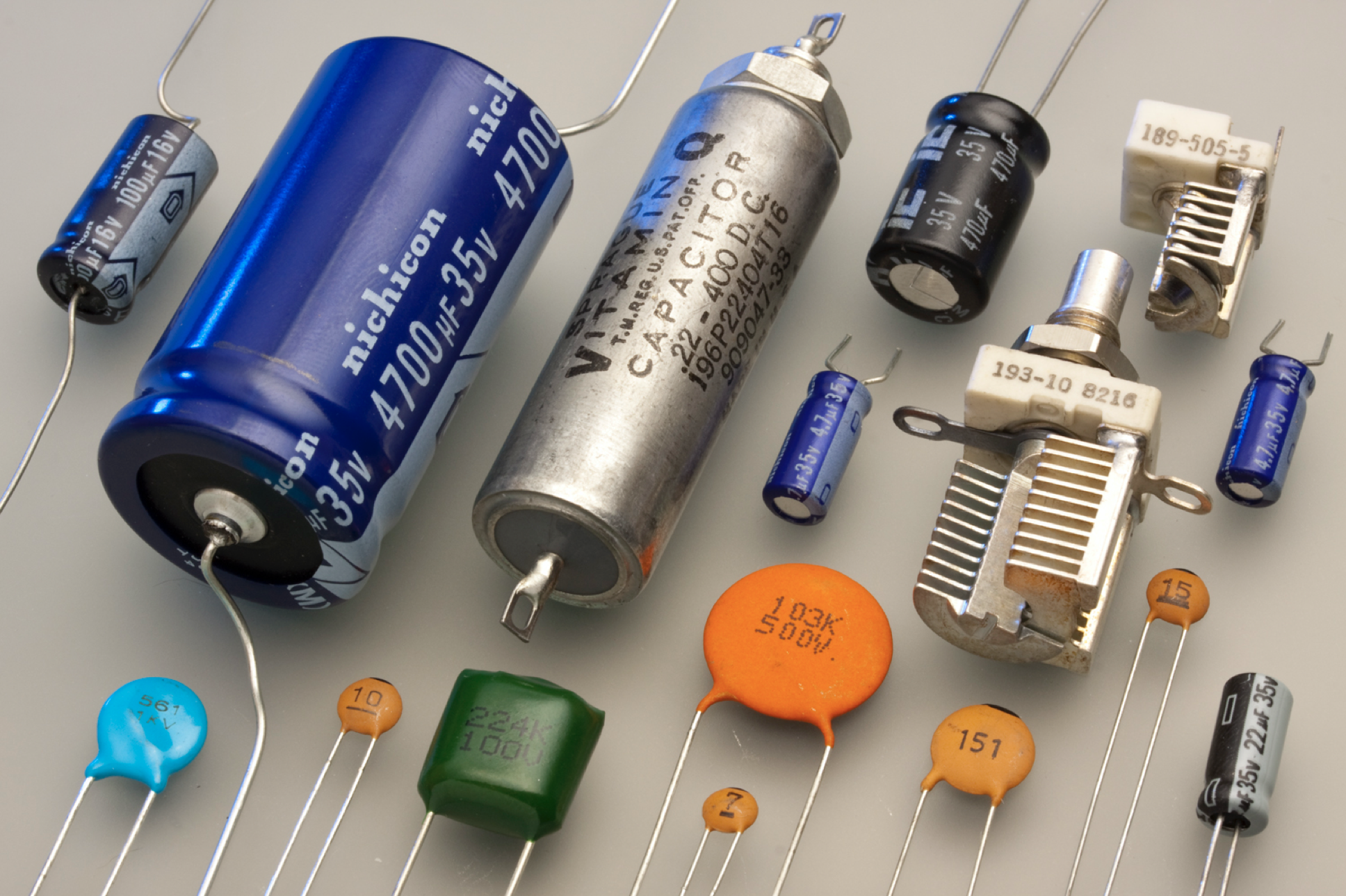 Différents condensateurs : électrochimiques cylindriques, céramiques, à film, variables